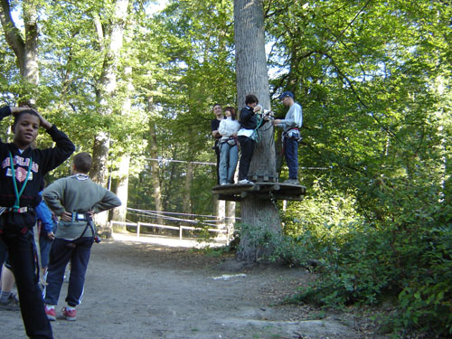 24 Eric n'en revient pas, meme les profs font de l'acrobranche