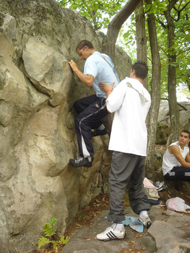 Venir au contact du grimpeur en cas d'equilibre précaire